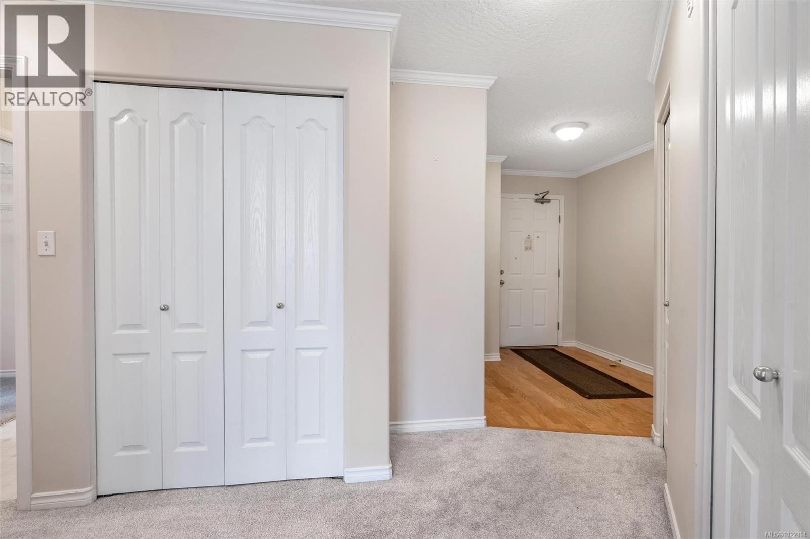 302 1663 McKenzie Ave, Saanich