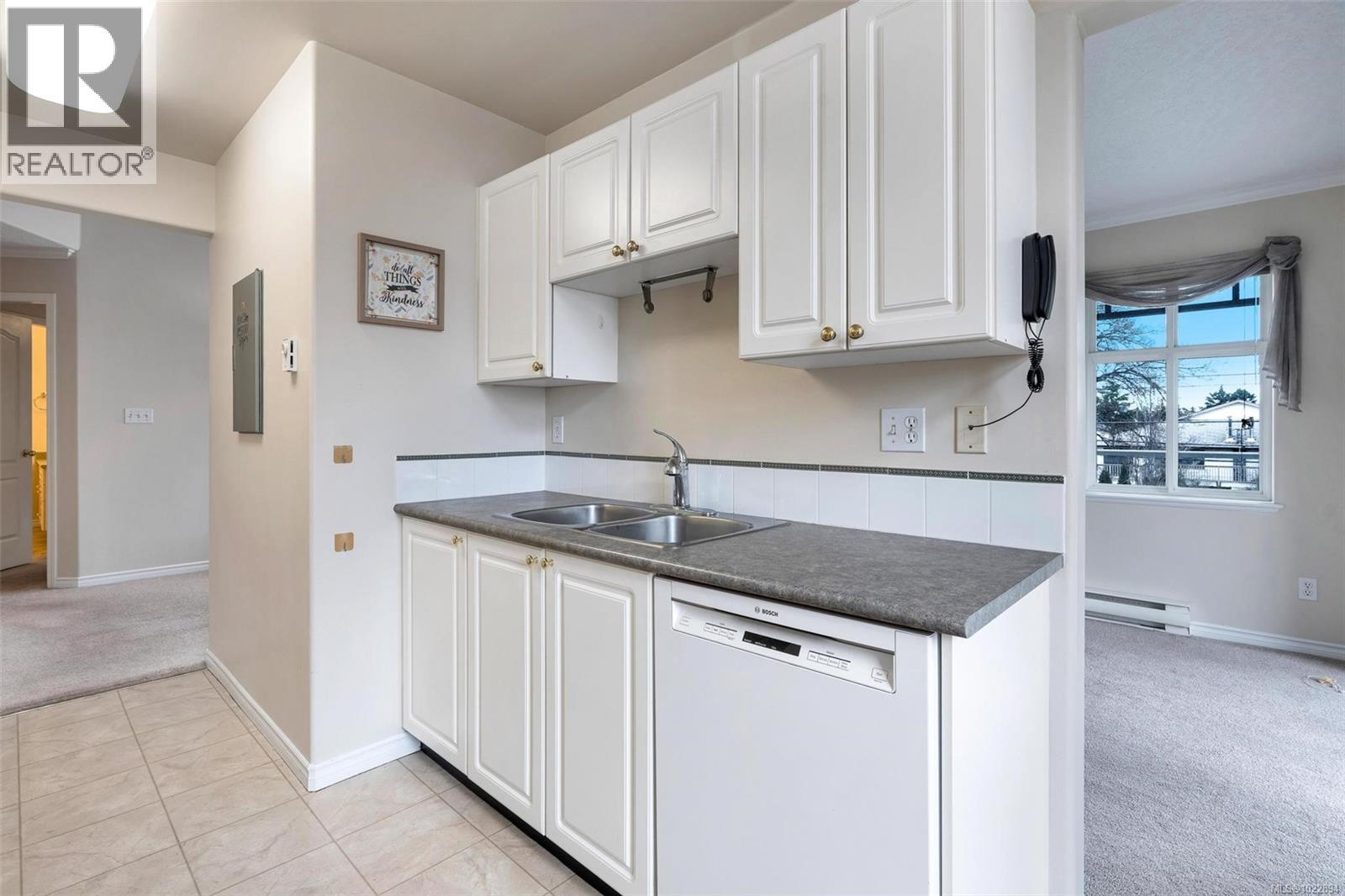 302 1663 McKenzie Ave, Saanich