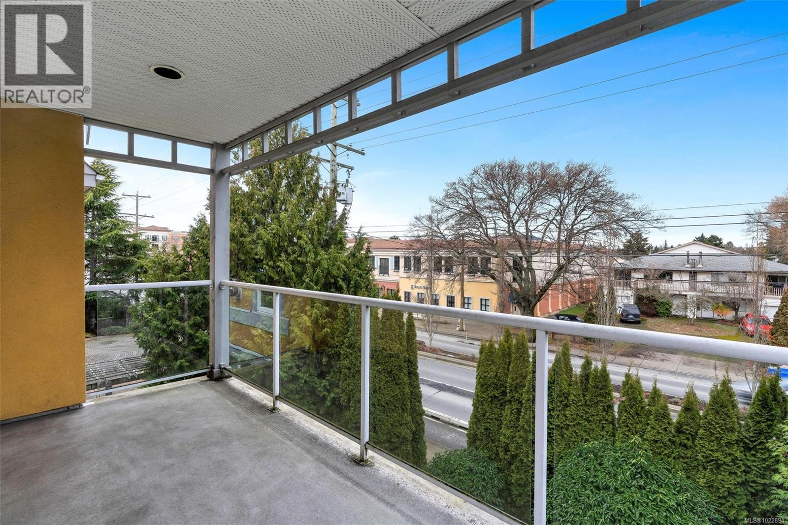 302 1663 McKenzie Ave, Saanich