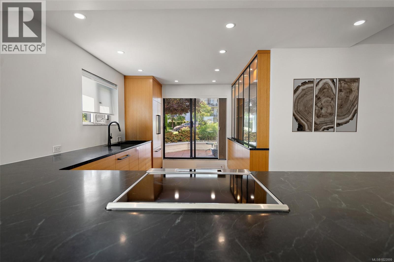 109 1370 Beach Drive, Oak Bay