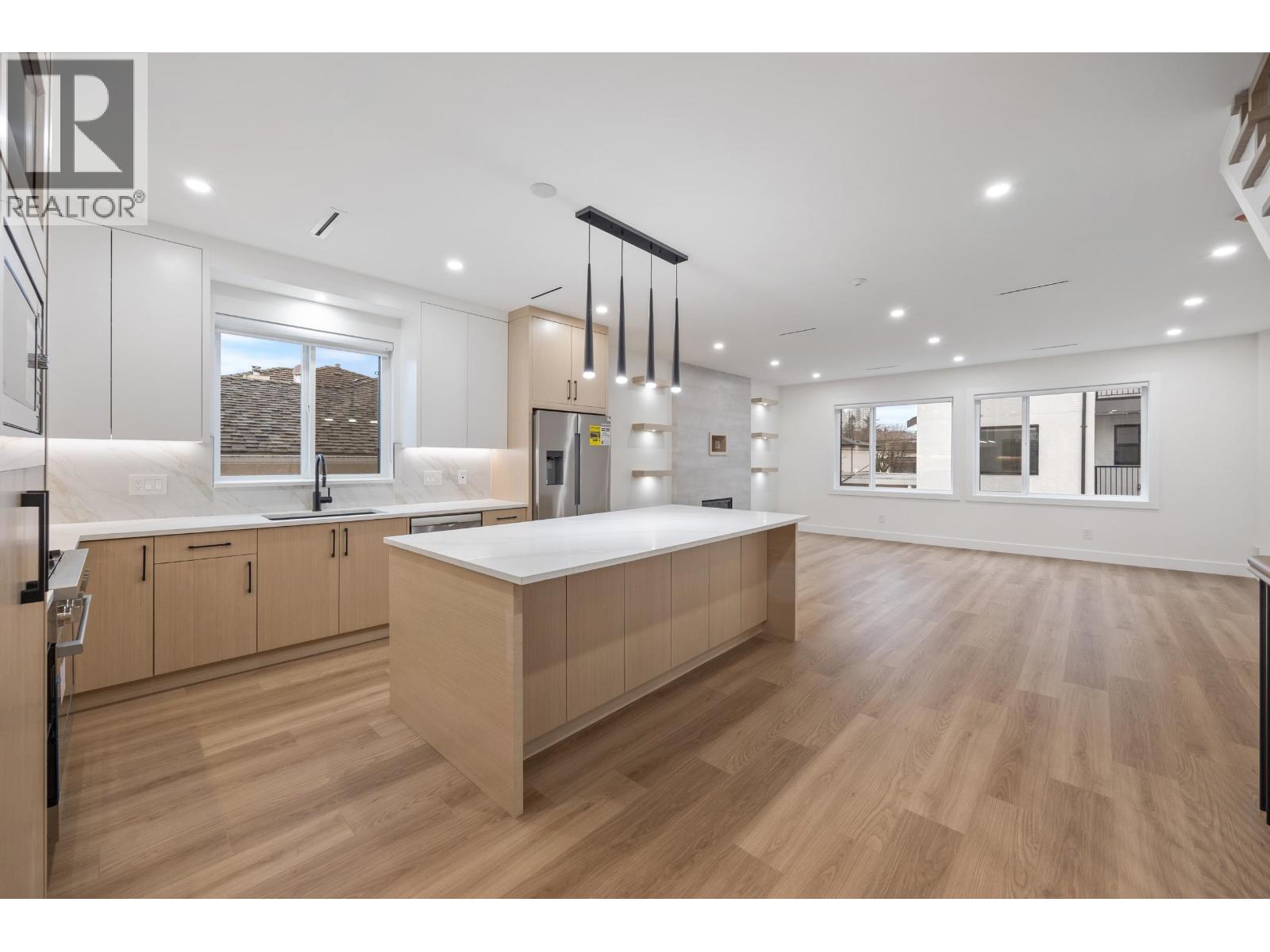 2 6639 ACACIA AVENUE, Burnaby