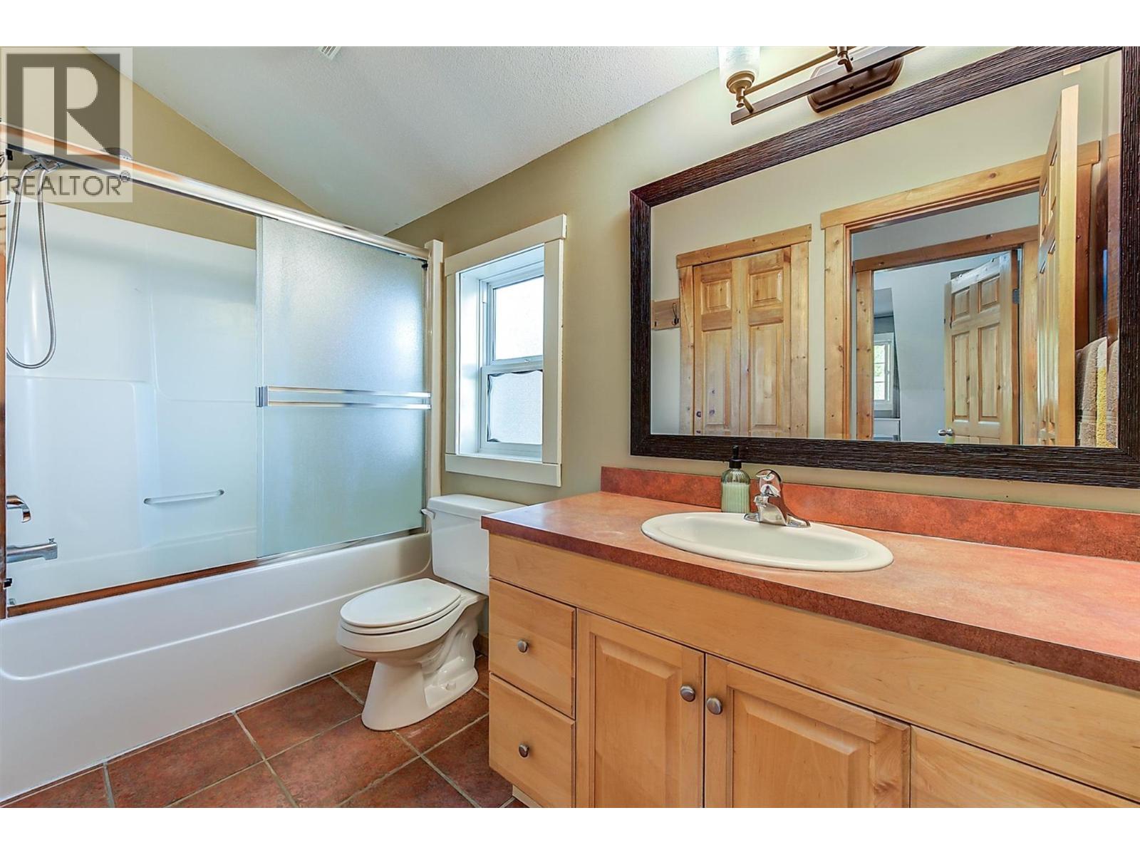  558-560 Cambridge Avenue, Kelowna