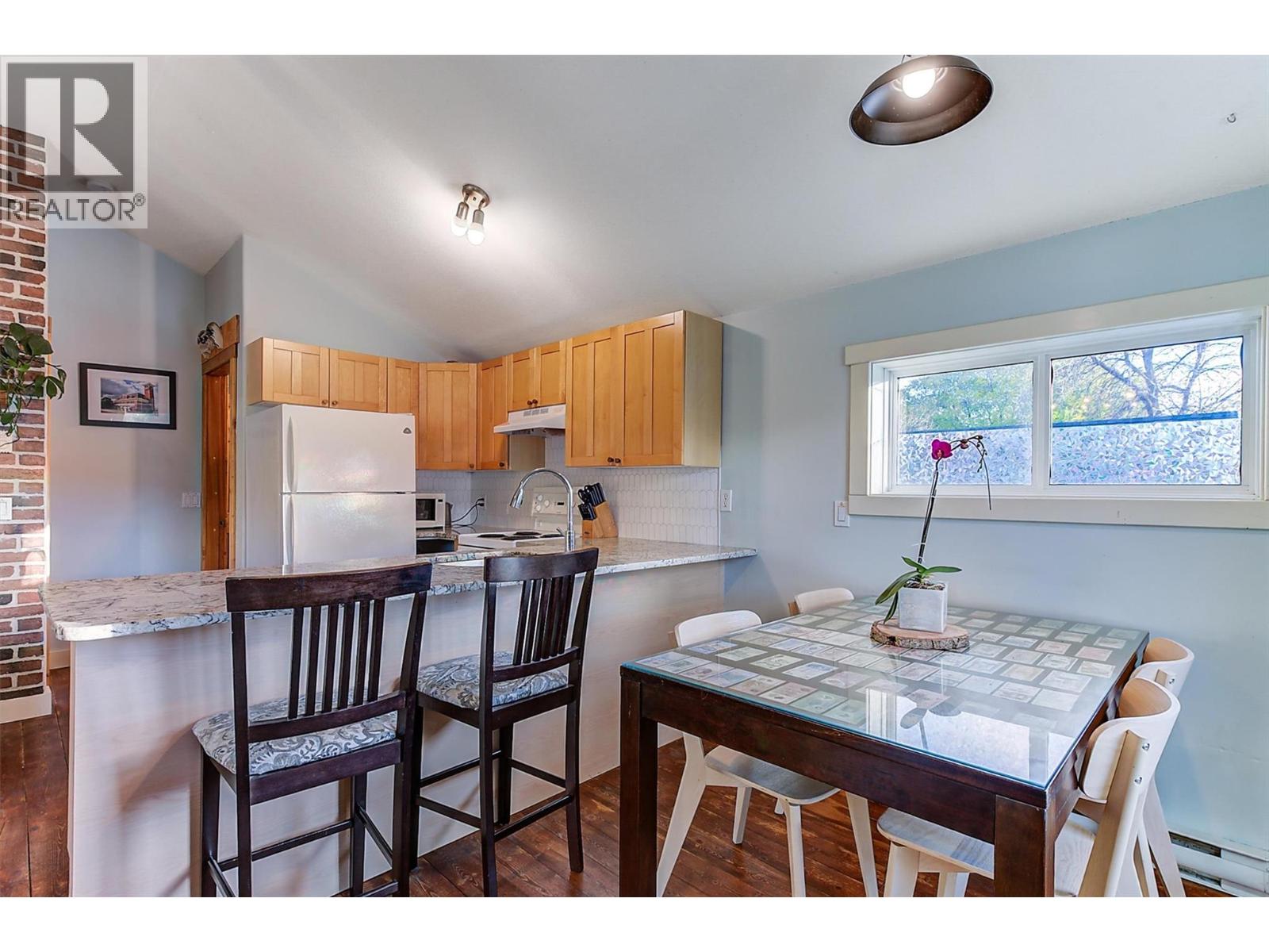  558-560 Cambridge Avenue, Kelowna