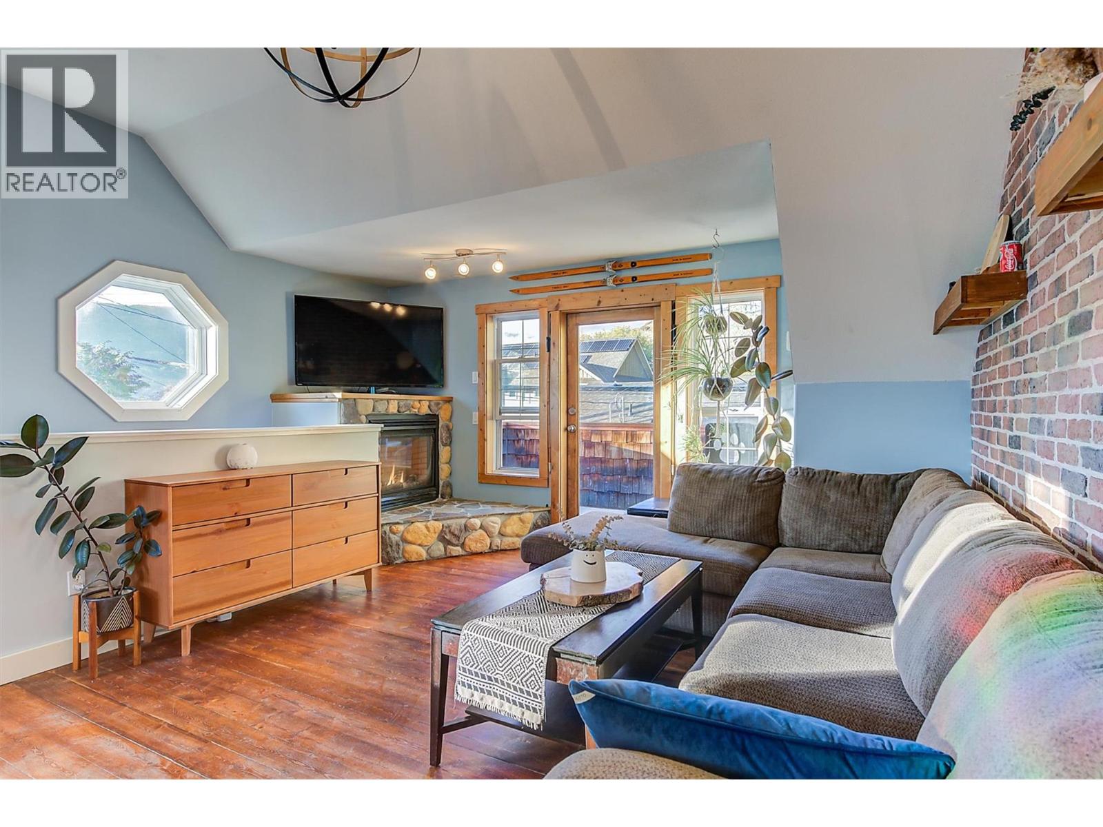  558-560 Cambridge Avenue, Kelowna