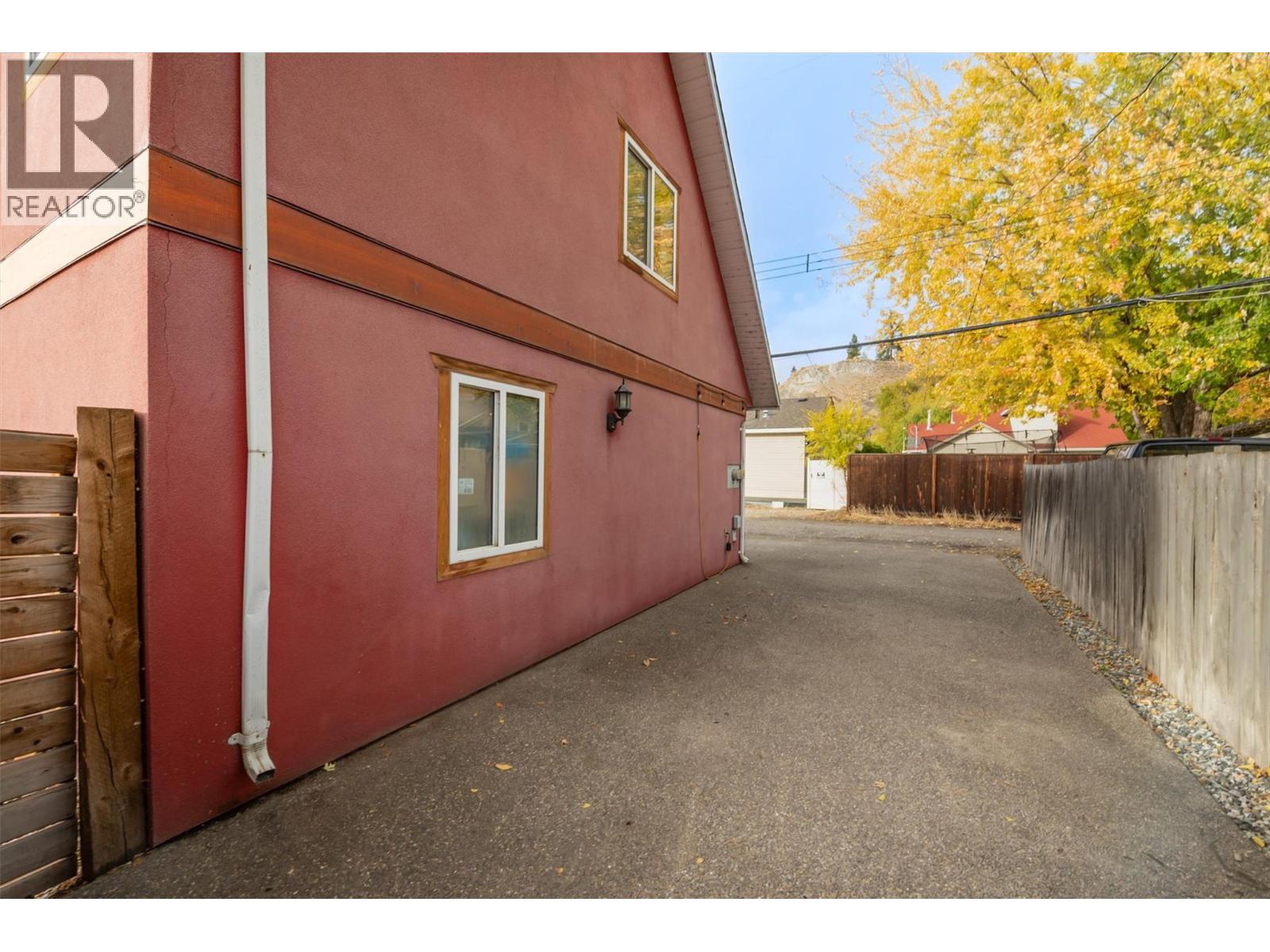  558-560 Cambridge Avenue, Kelowna