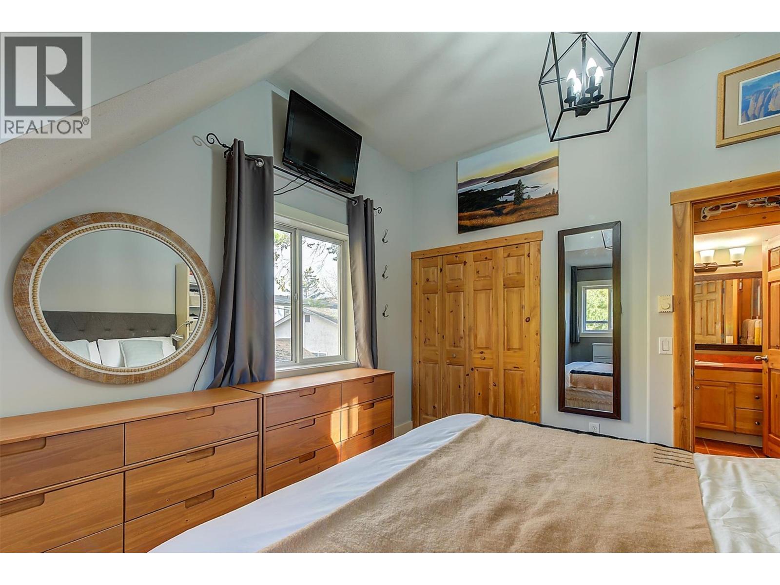  558-560 Cambridge Avenue, Kelowna