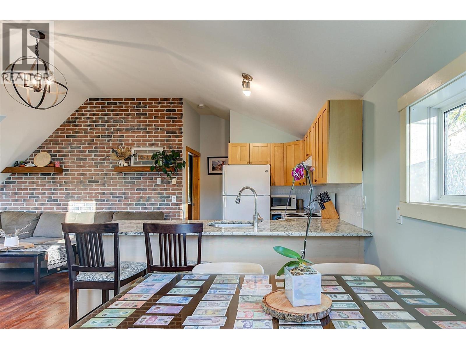  558-560 Cambridge Avenue, Kelowna