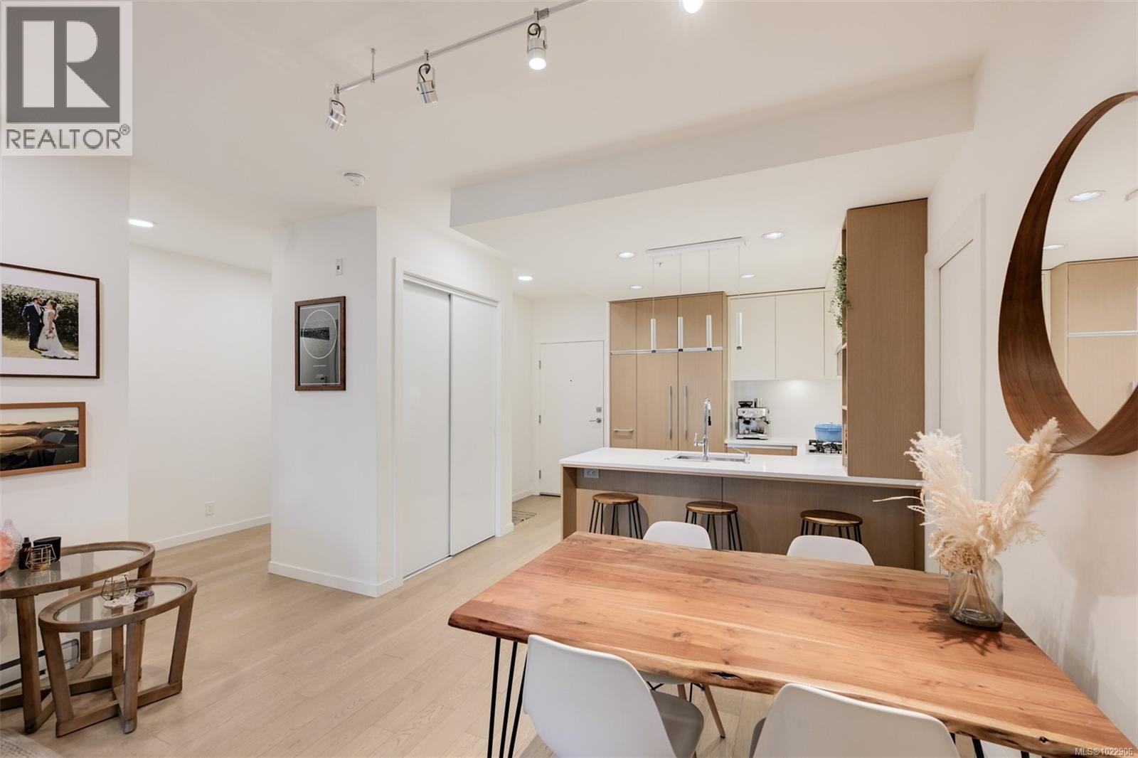 303 1033 Cook St, Victoria