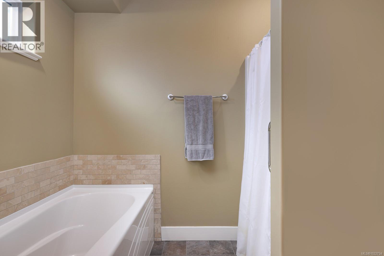 2454 Avro Arrow Dr, Comox