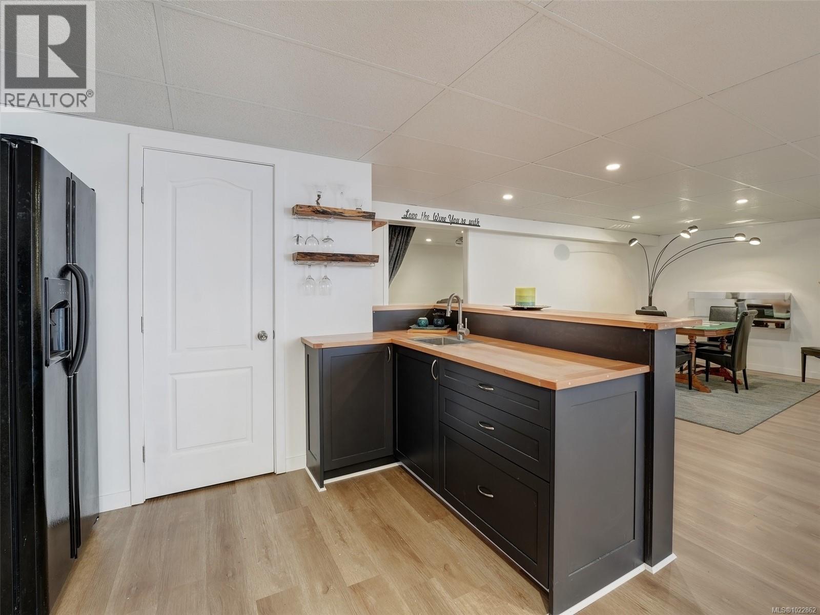 3718 Arbutus Dr N - 18