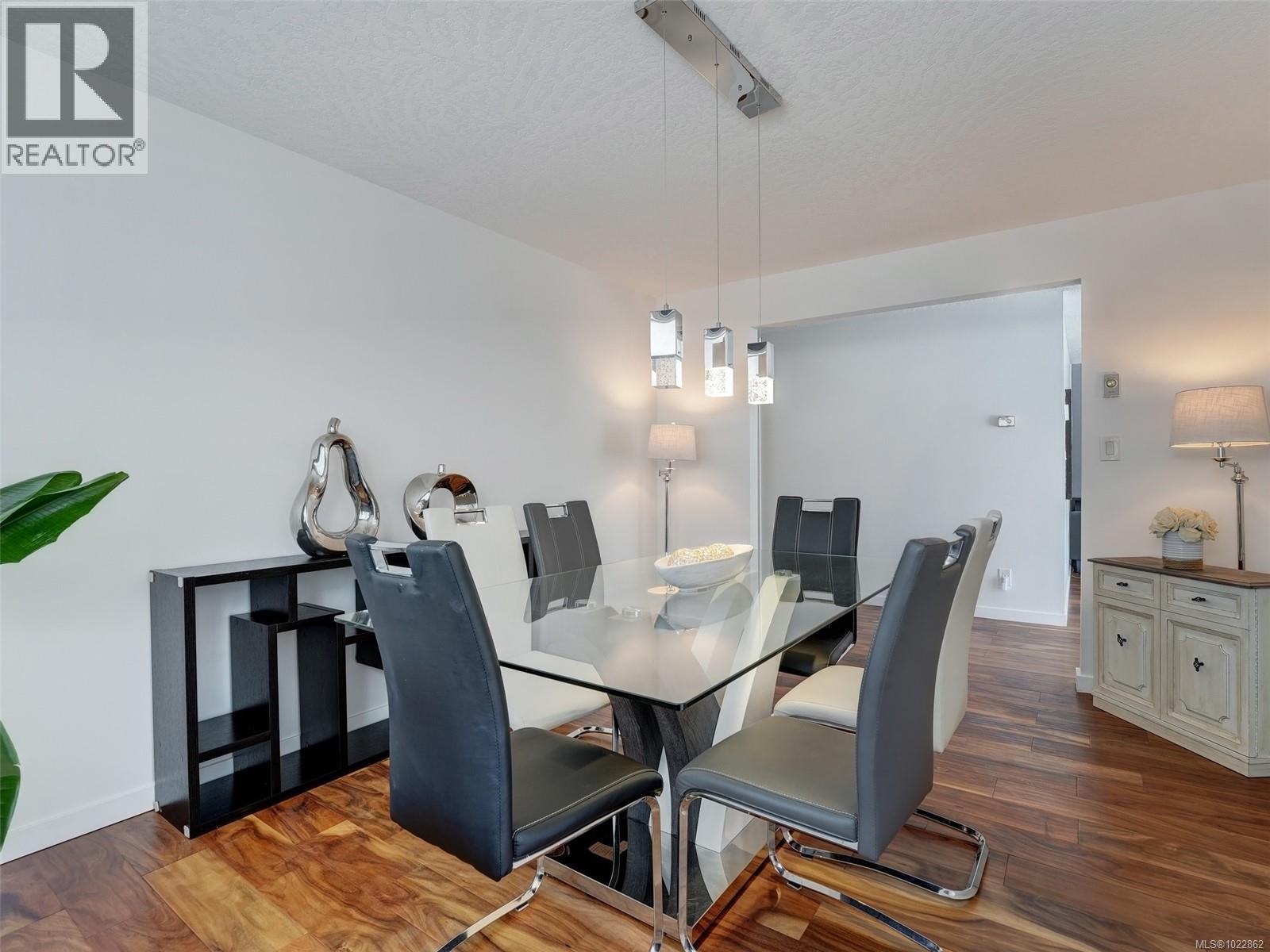 3718 Arbutus Dr N - 3