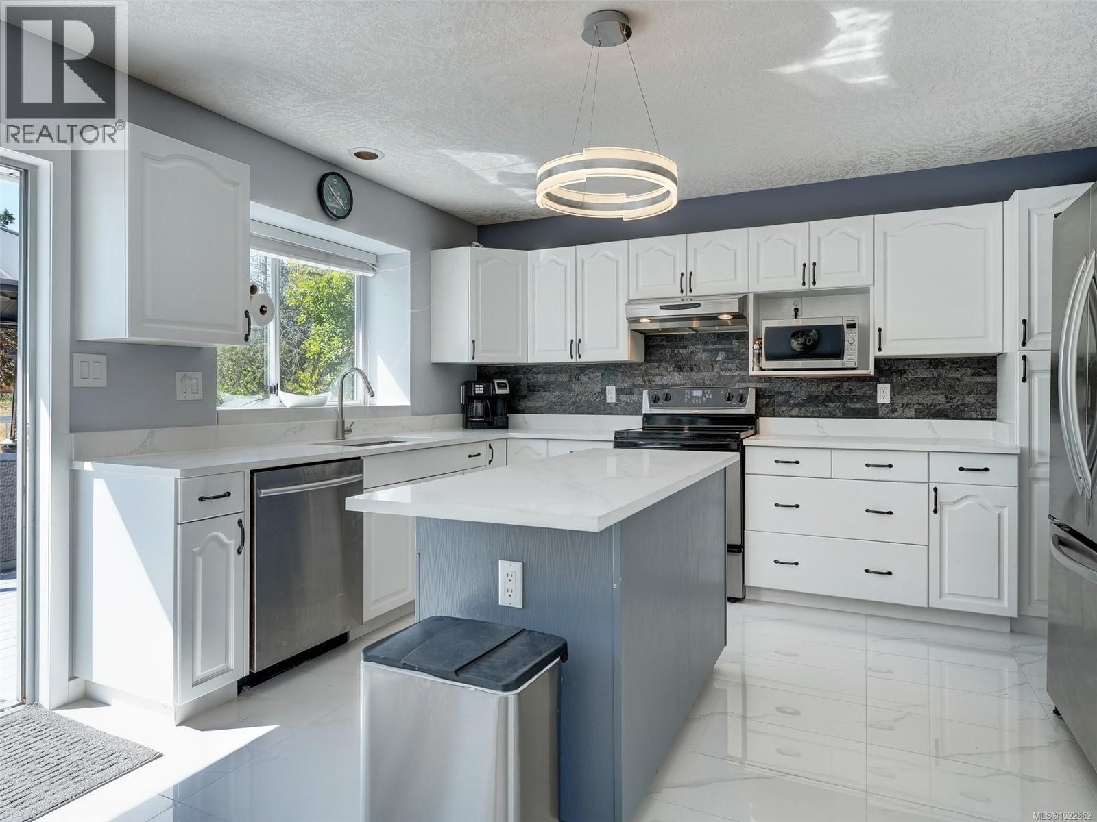 3718 Arbutus Dr N - 4
