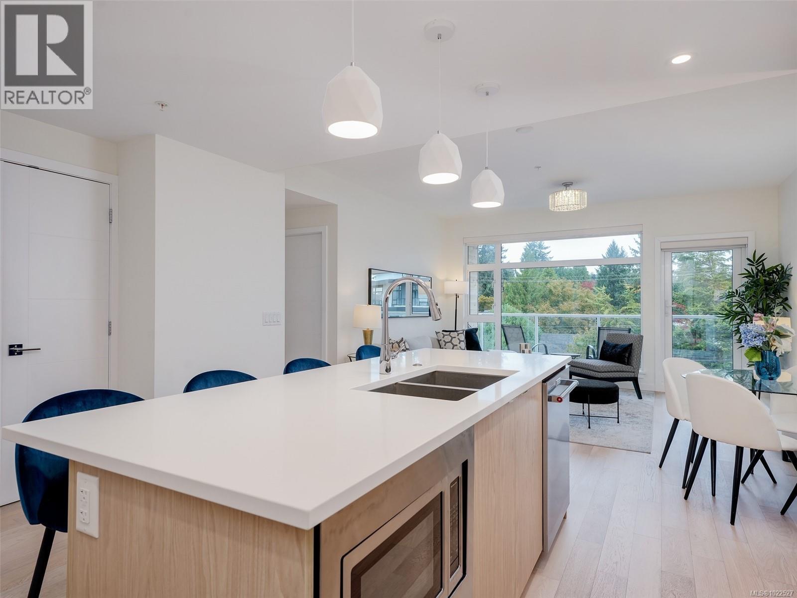 302 5120 Cordova Bay Road, Saanich