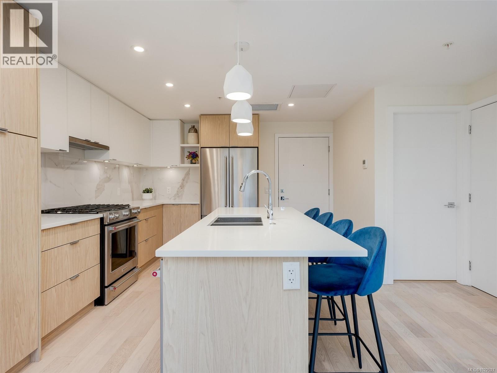 302 5120 Cordova Bay Road, Saanich