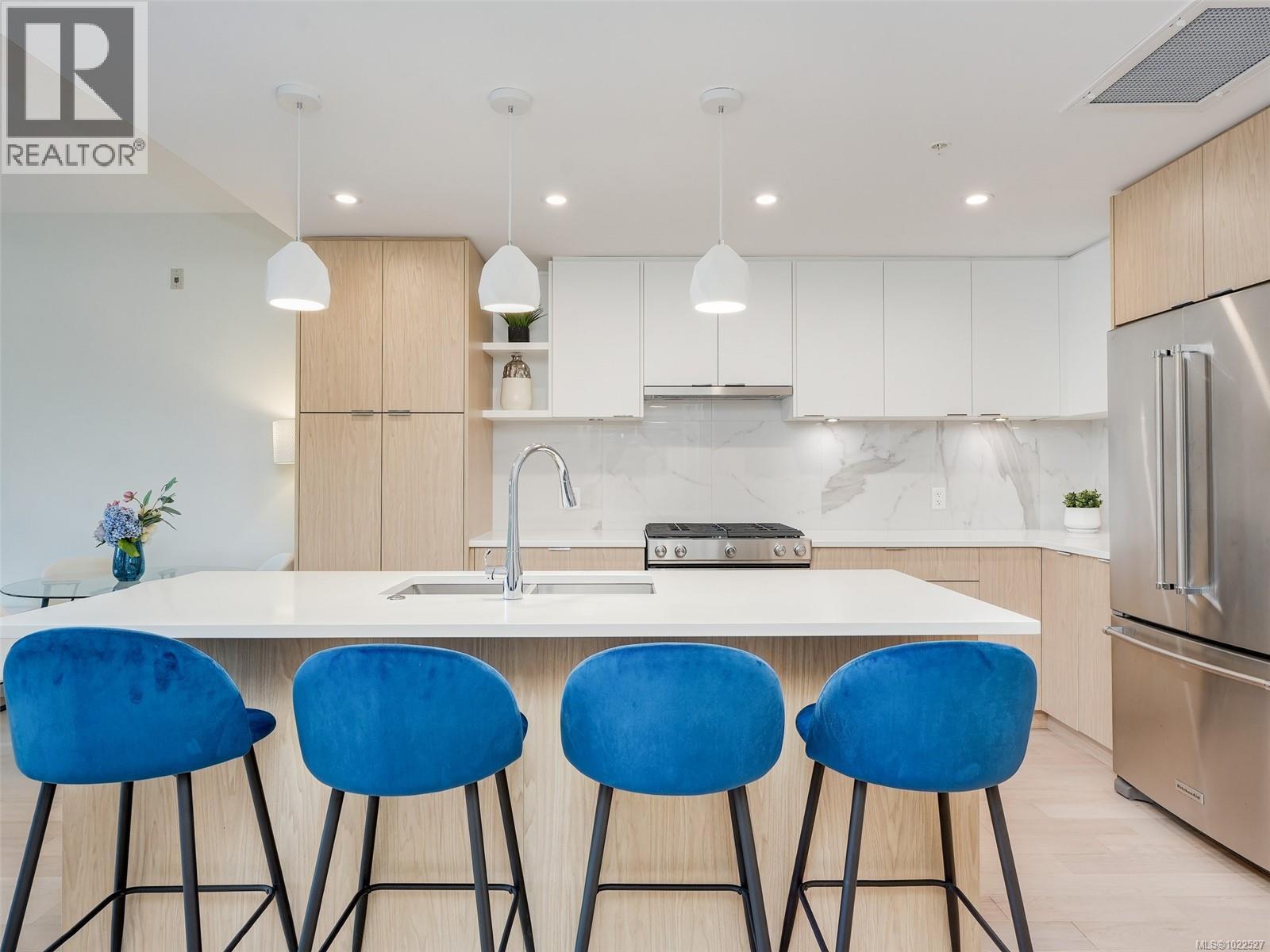 302 5120 Cordova Bay Road, Saanich