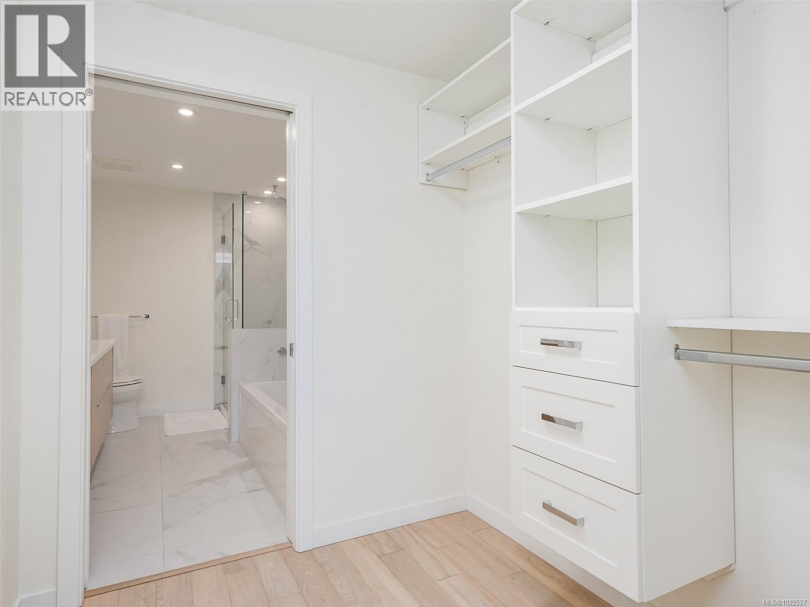 302 5120 Cordova Bay Road, Saanich