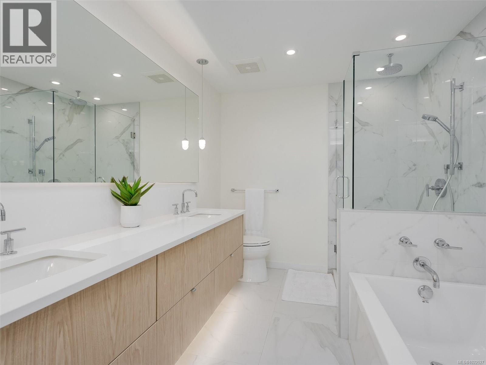 302 5120 Cordova Bay Road, Saanich