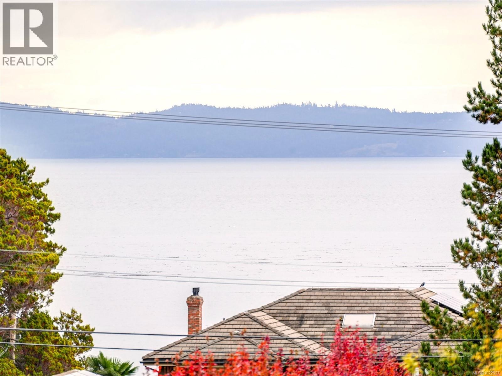 302 5120 Cordova Bay Road, Saanich