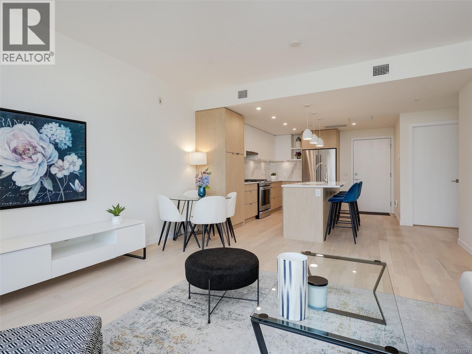 302 5120 Cordova Bay Road, Saanich