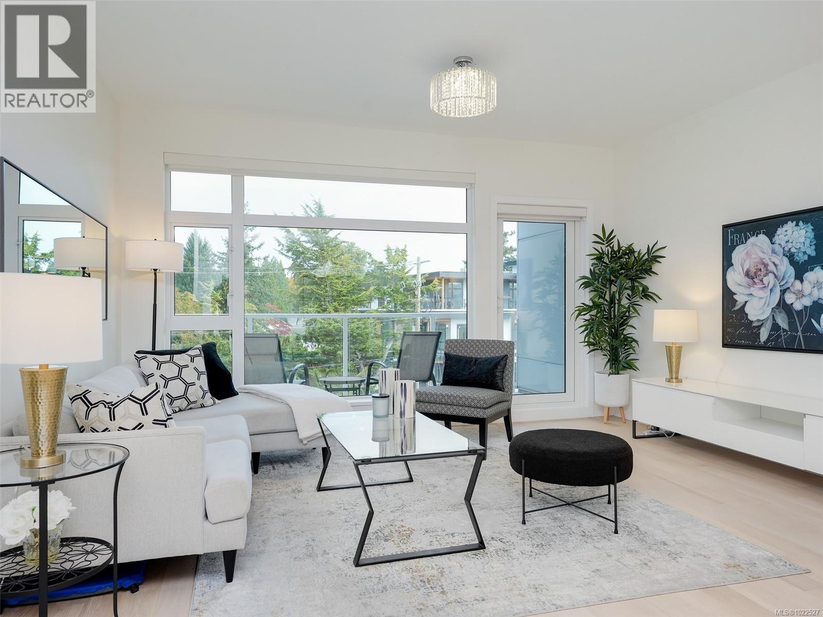 302 5120 Cordova Bay Road, Saanich