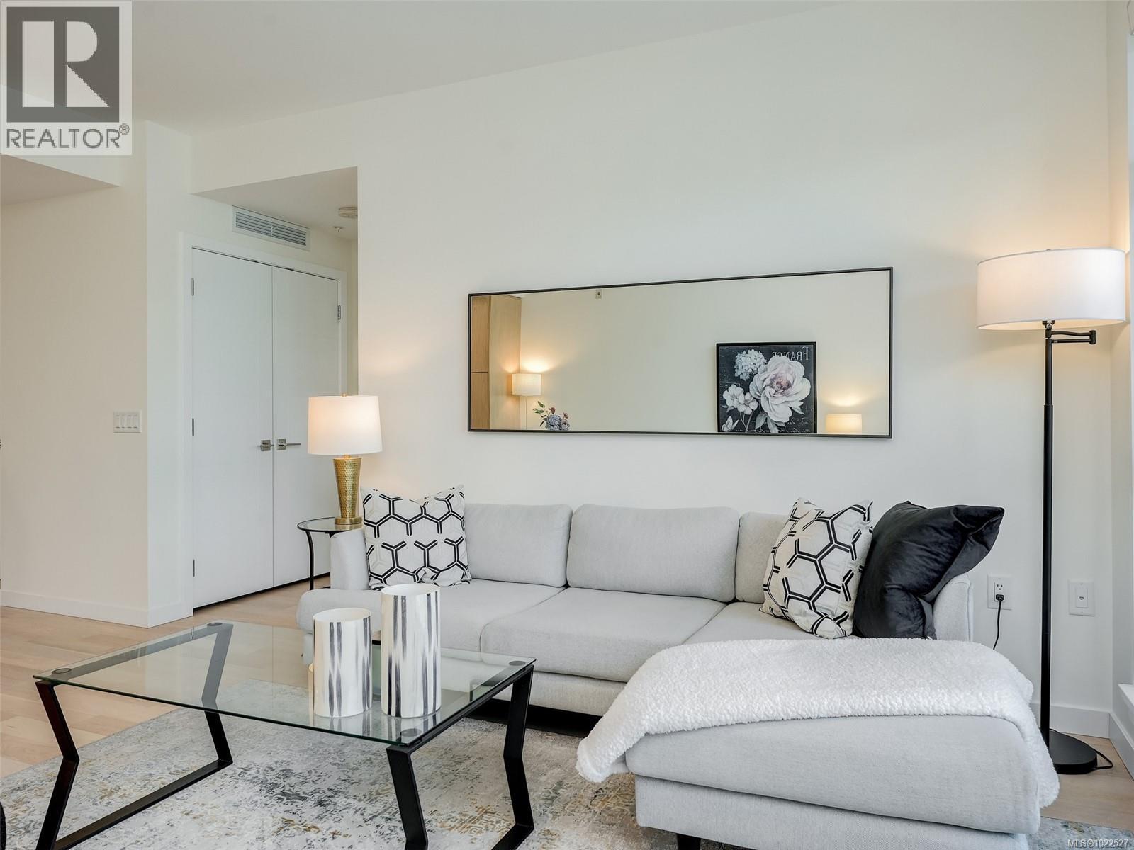 302 5120 Cordova Bay Road, Saanich