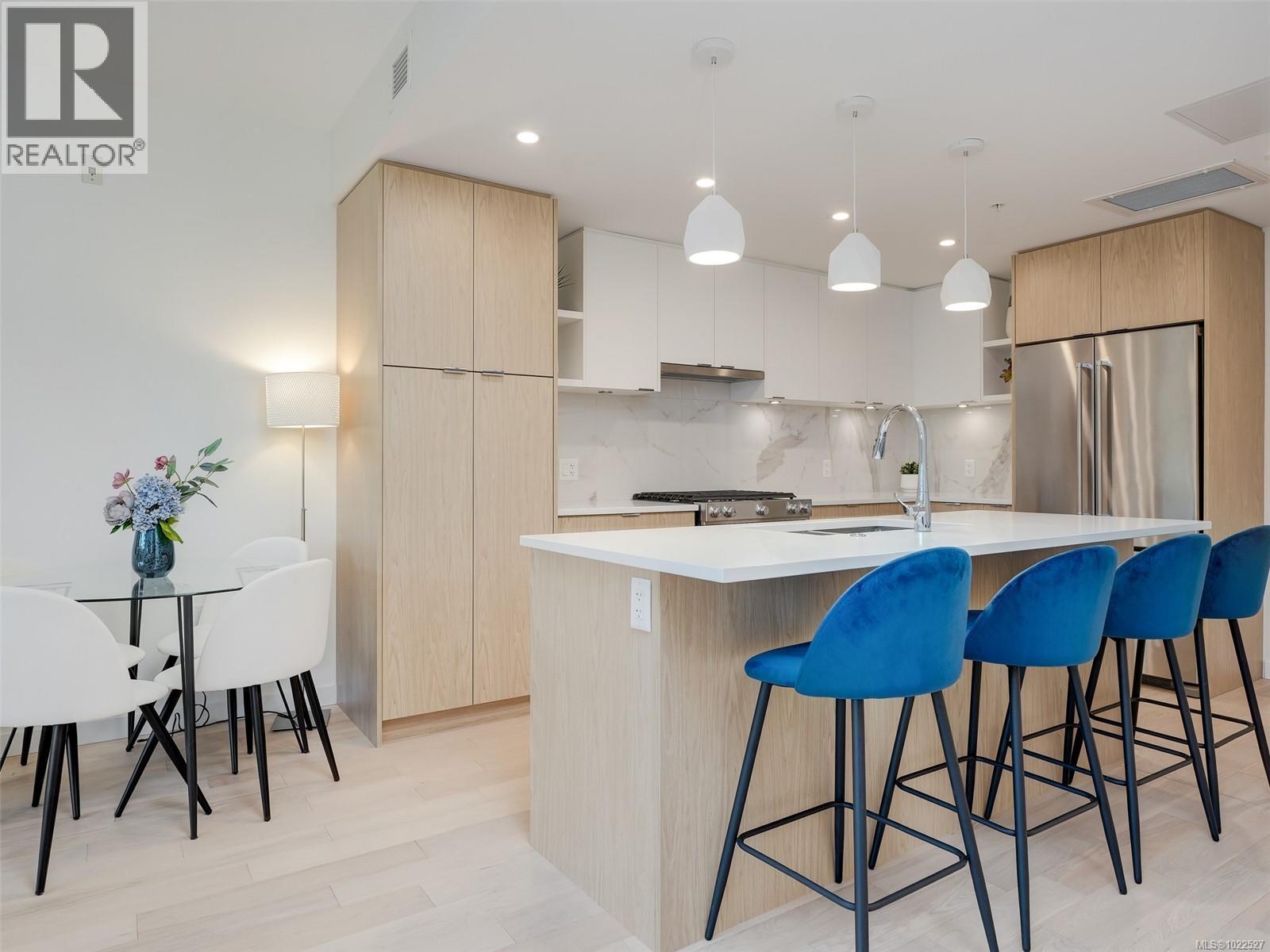 302 5120 Cordova Bay Road, Saanich