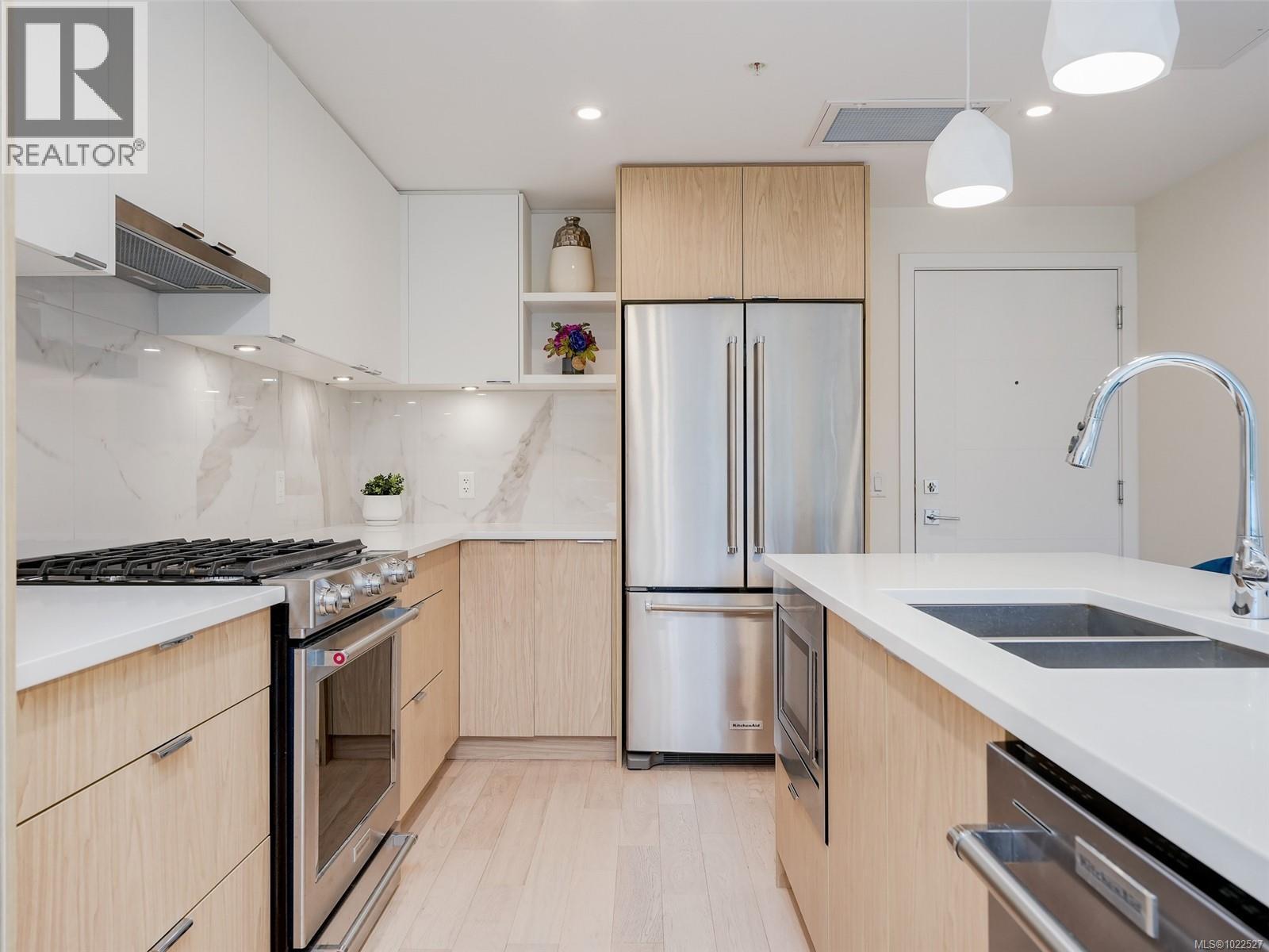 302 5120 Cordova Bay Road, Saanich