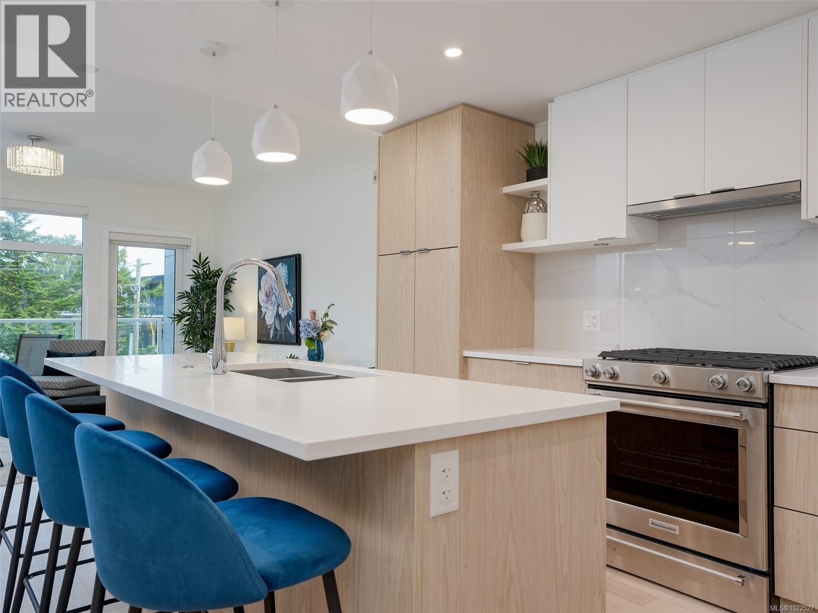 302 5120 Cordova Bay Road, Saanich