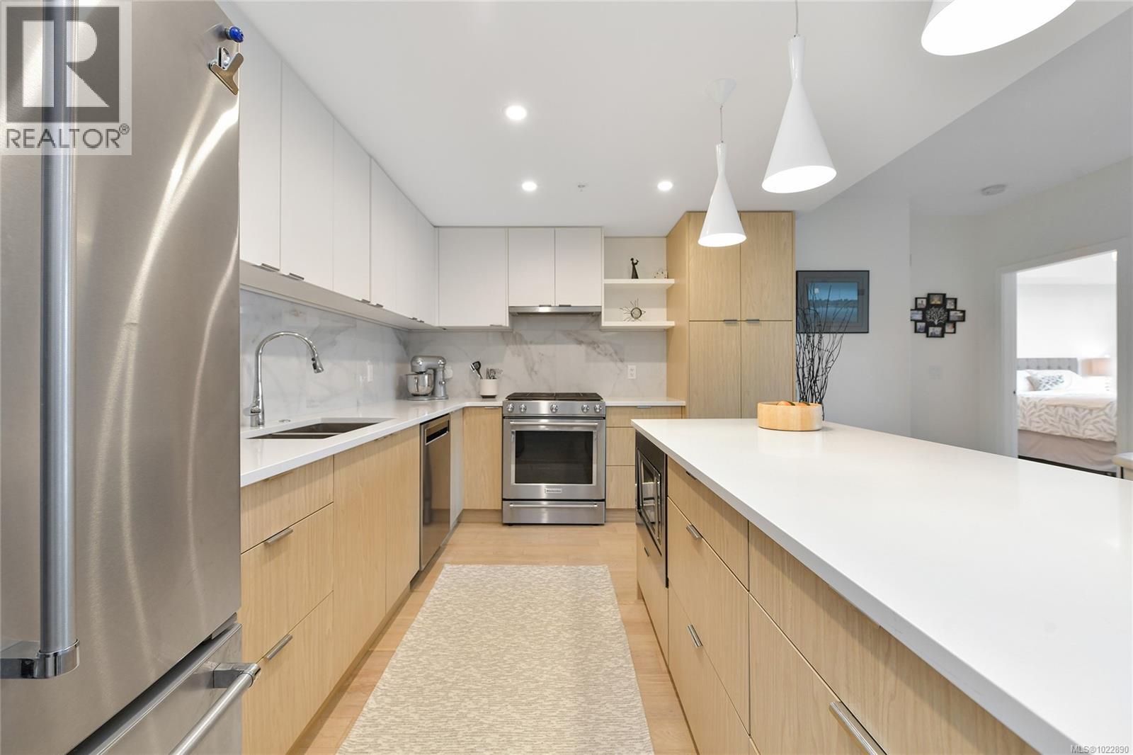 302 5118 Cordova Bay Road, Saanich