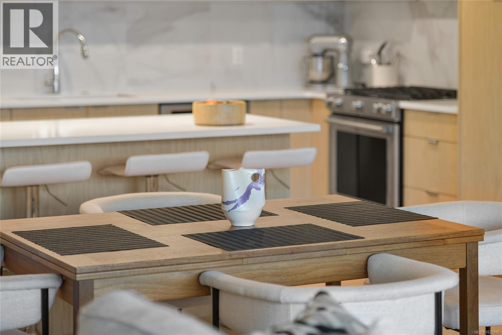 302 5118 Cordova Bay Road, Saanich