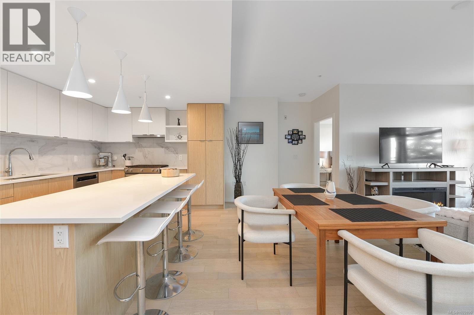 302 5118 Cordova Bay Road, Saanich