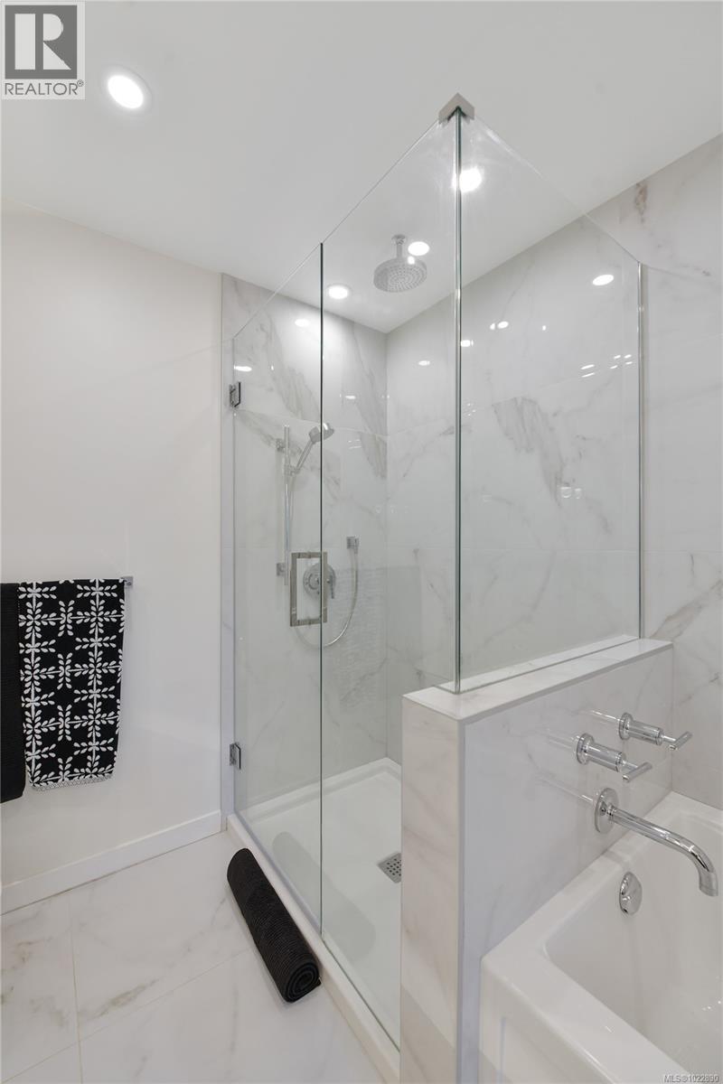 302 5118 Cordova Bay Road, Saanich