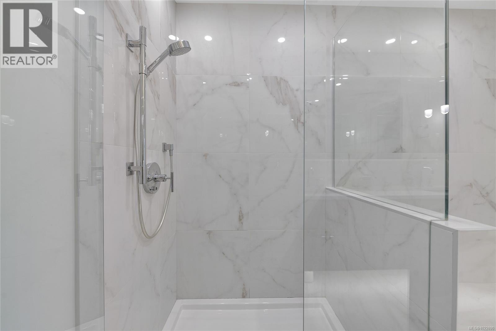 302 5118 Cordova Bay Road, Saanich