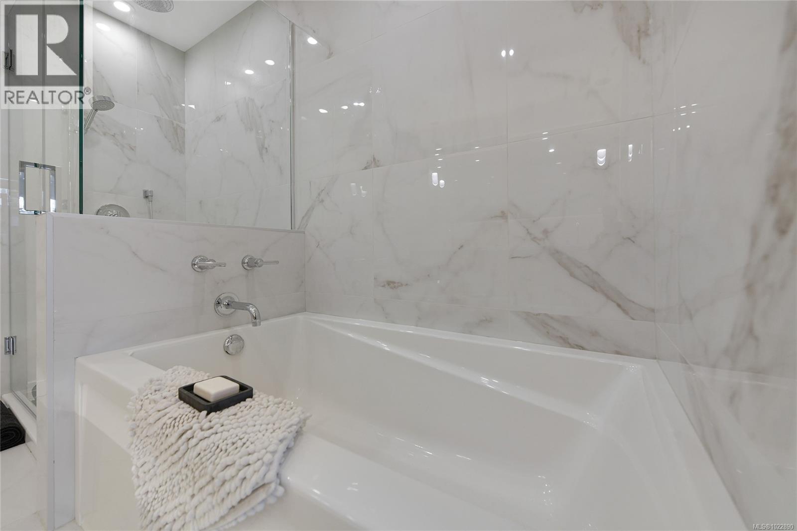 302 5118 Cordova Bay Road, Saanich