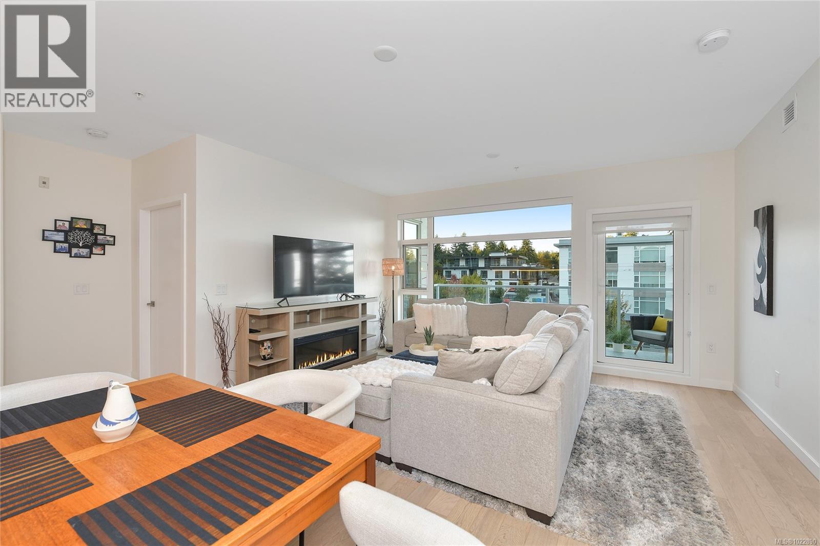 302 5118 Cordova Bay Road, Saanich