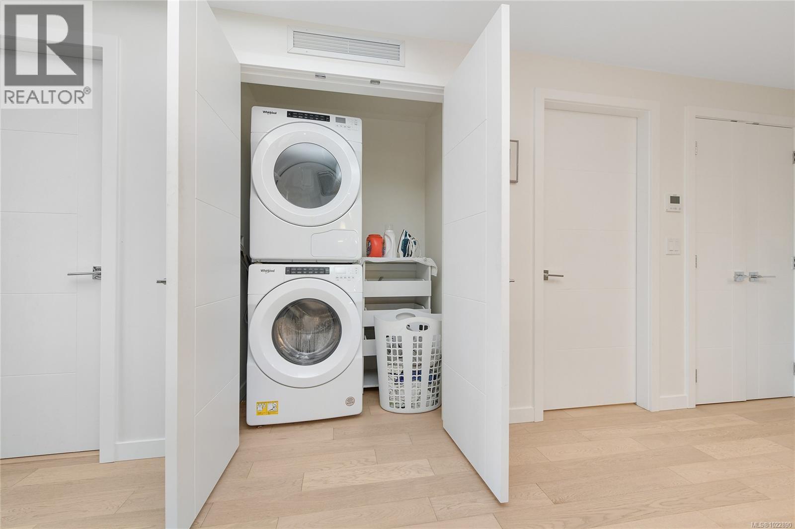 302 5118 Cordova Bay Road, Saanich