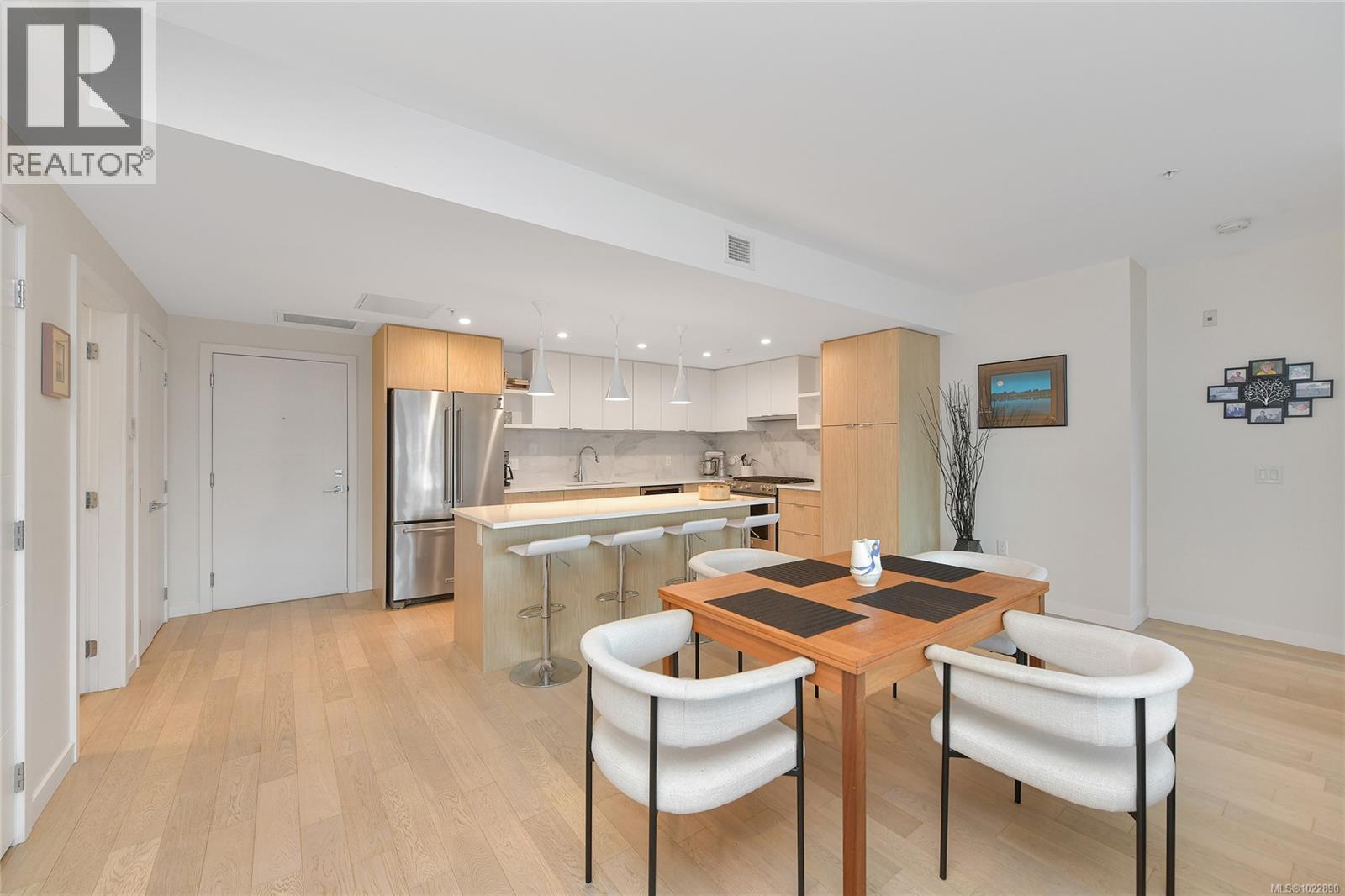 302 5118 Cordova Bay Road, Saanich