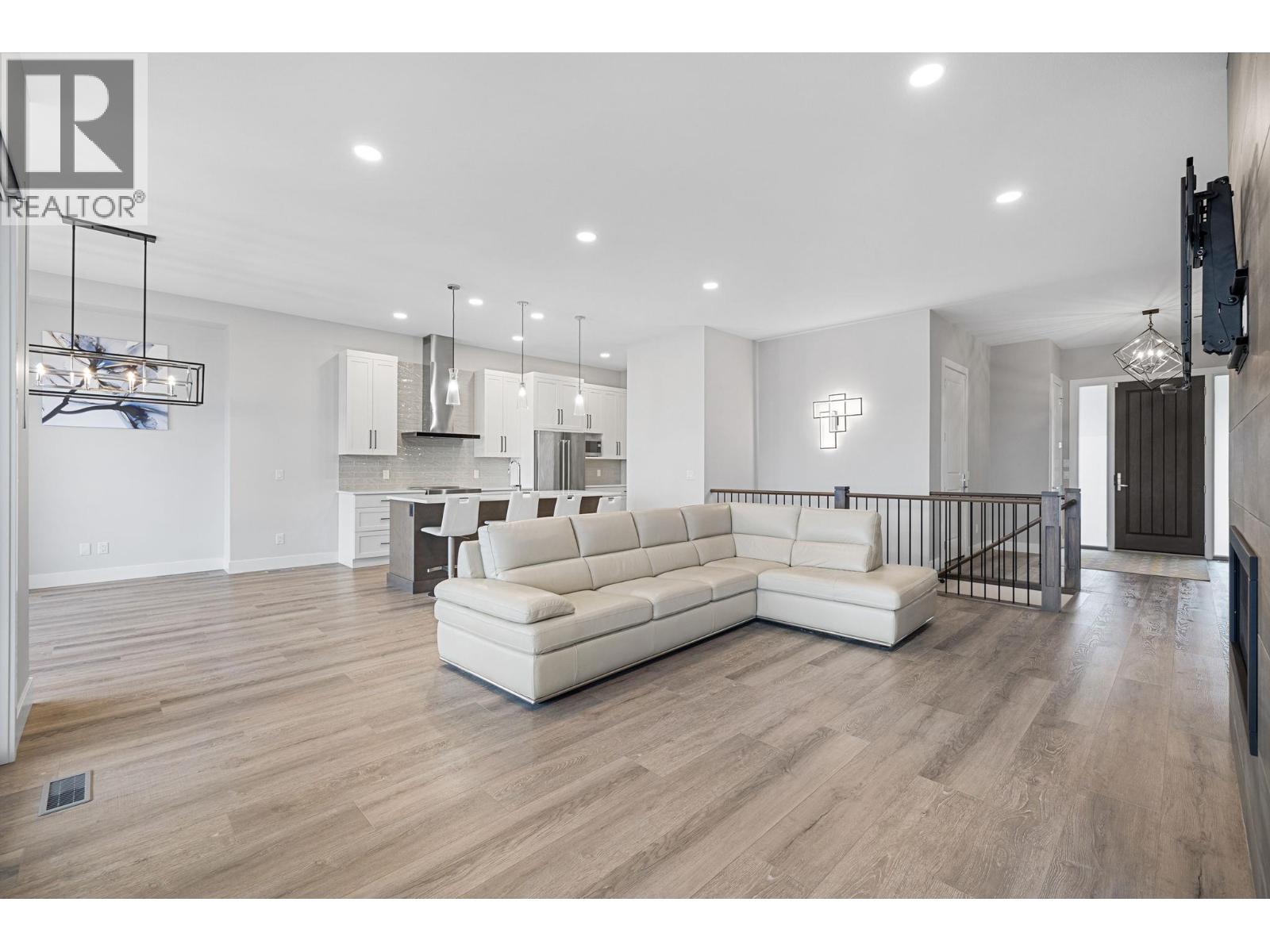  1940 Foxtail Terrace, Kelowna