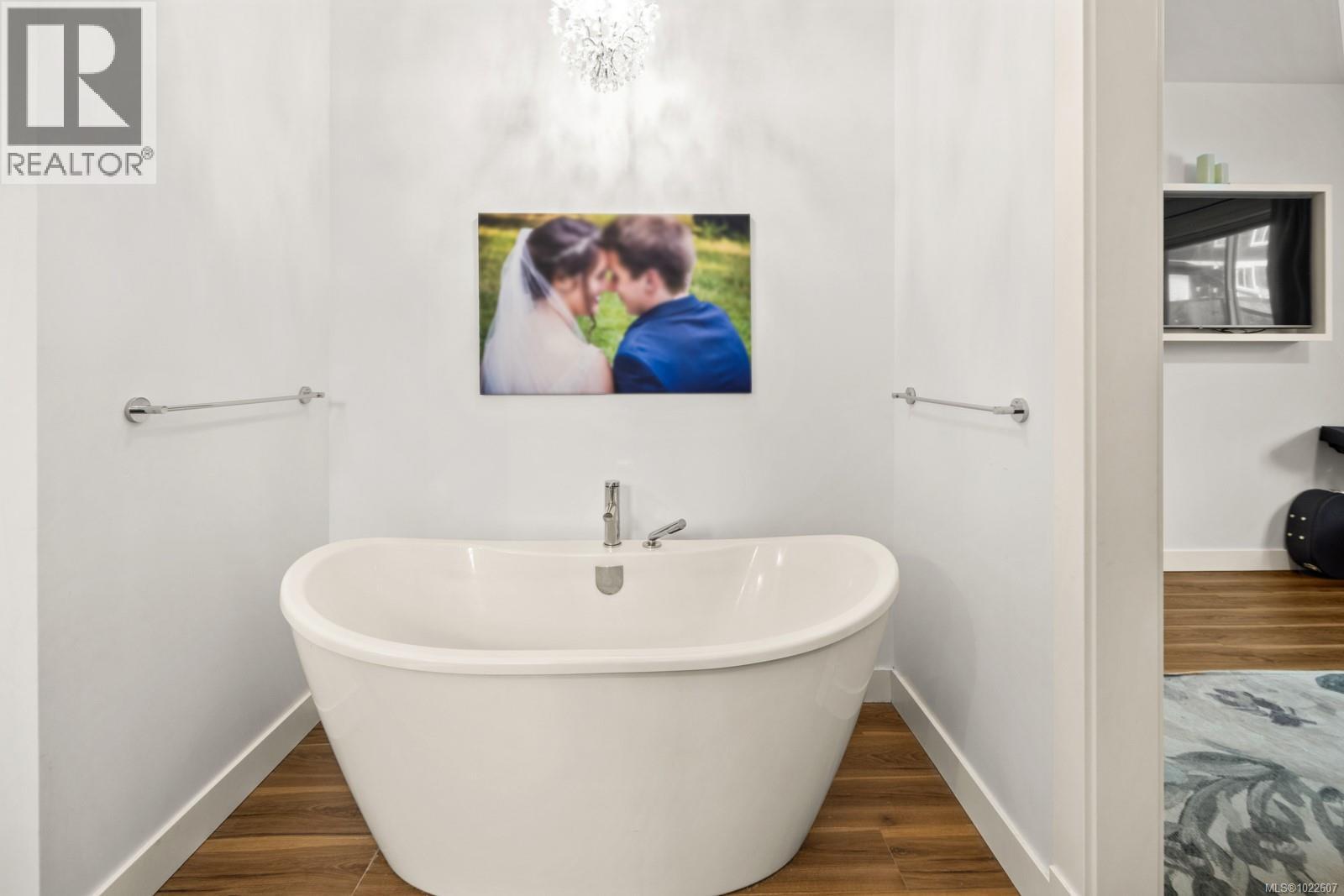 539 Greenwell Dr, Lake Cowichan