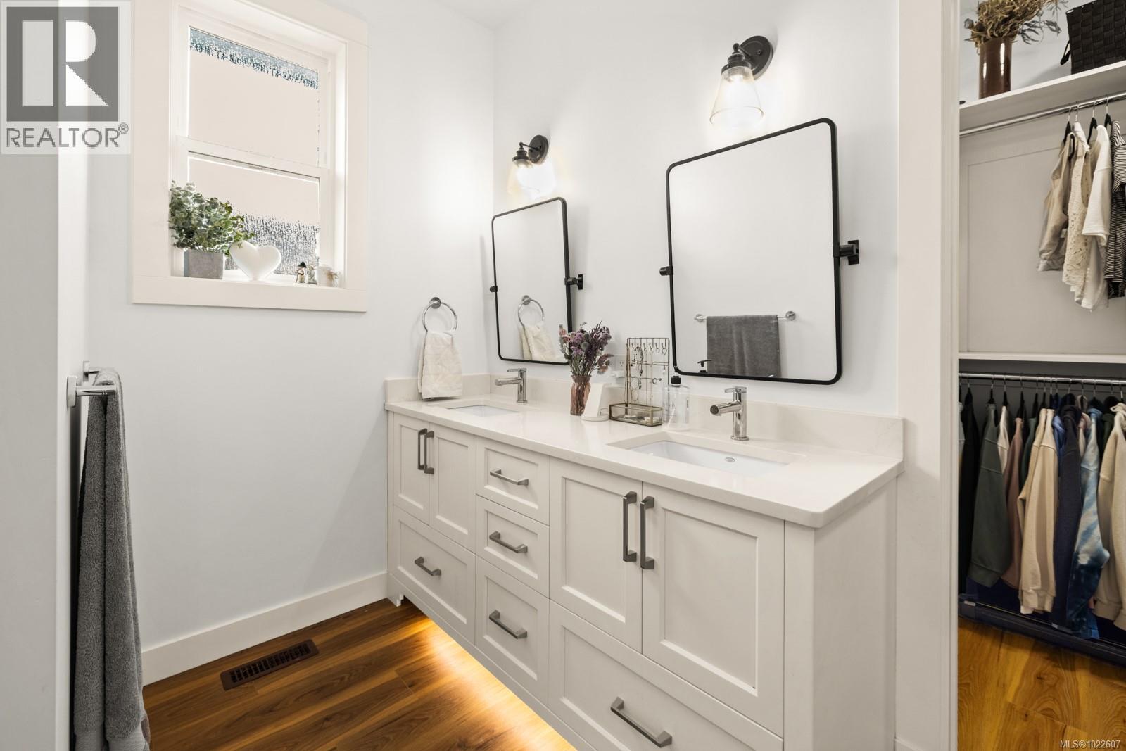 539 Greenwell Dr, Lake Cowichan