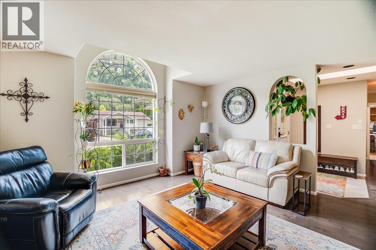 1040 Regan Crescent, Trail