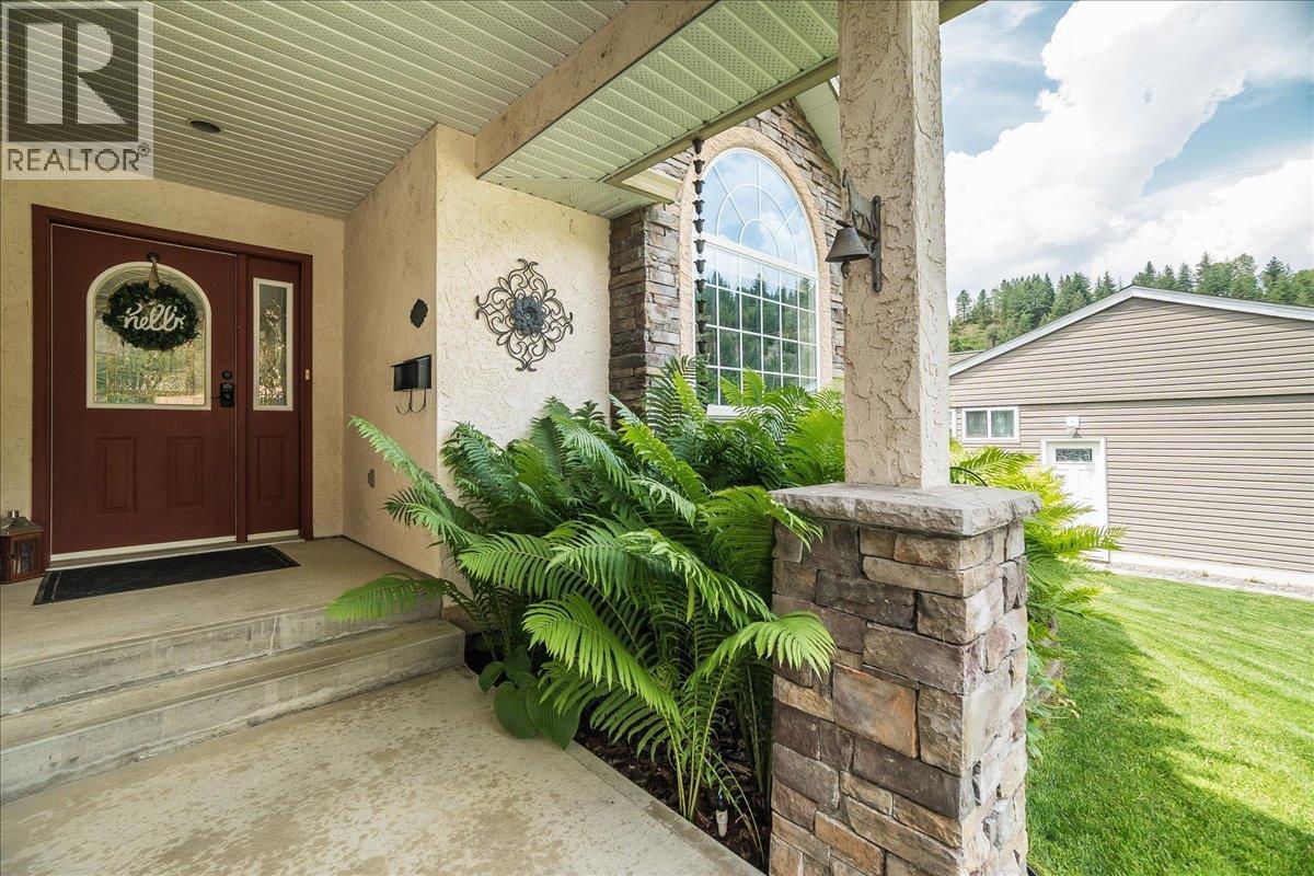 1040 Regan Crescent, Trail