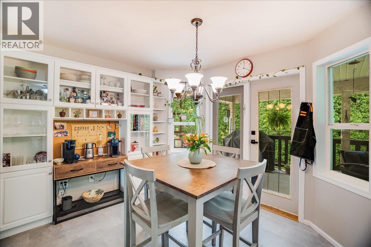 1040 Regan Crescent, Trail