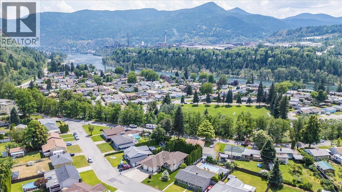 1040 Regan Crescent, Trail