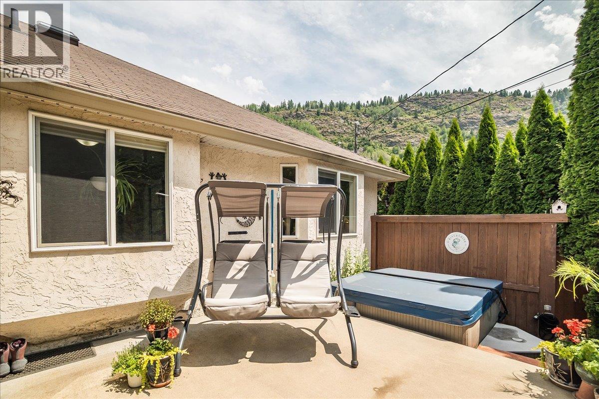 1040 Regan Crescent, Trail