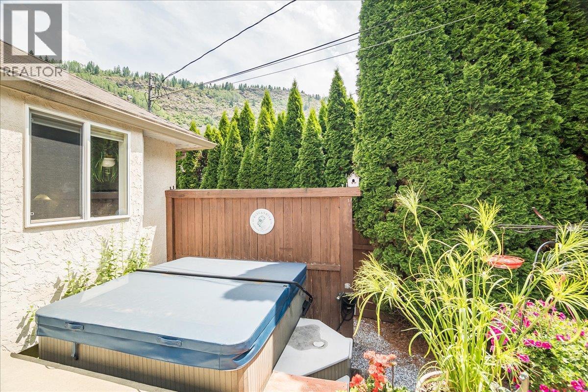 1040 Regan Crescent, Trail