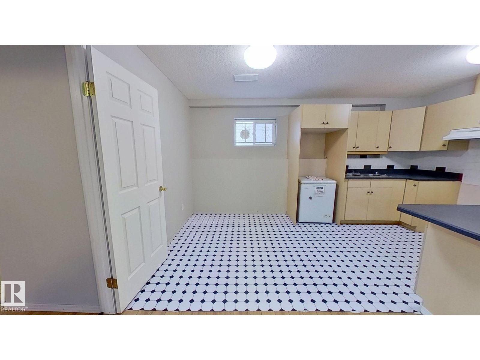 9331 103 AV NW - 25