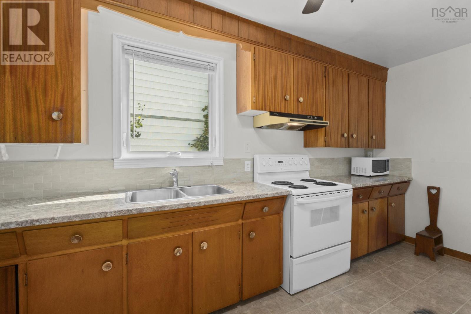 Property 25 of 44 of 13 Convoy Avenue