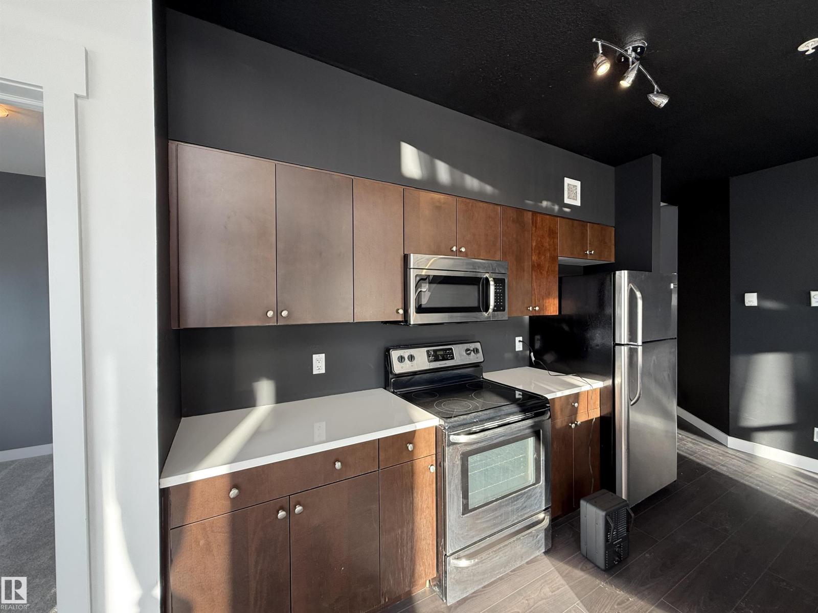 #611 11425 105 AV NW - 12