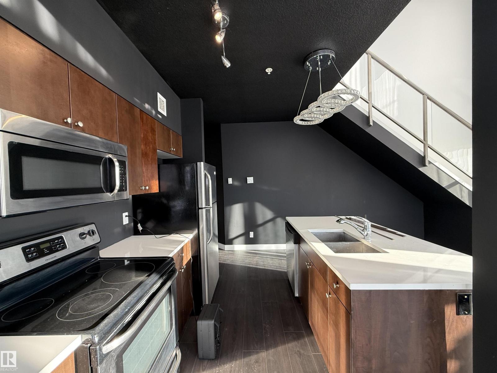 #611 11425 105 AV NW - 3